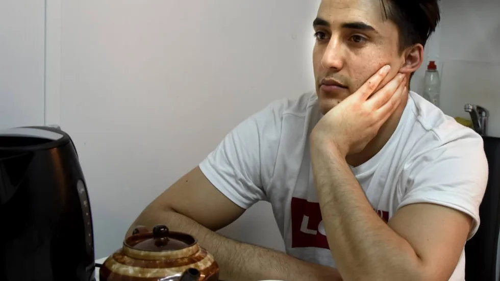 Oron är stor. Parviz Abdolahi lämnade en tillvaro av krig, våld och övergrepp. Nu lever han ständigt med rädslan för att bli utvisad till Afghanistan.