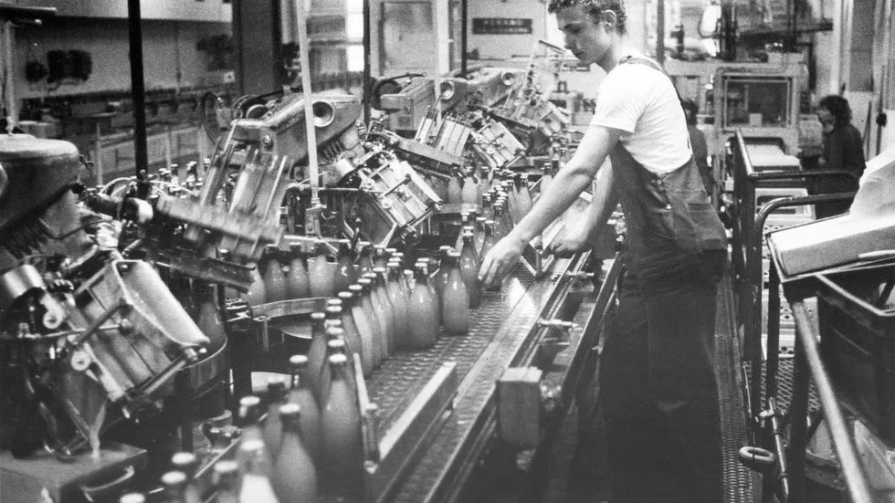 Från förr 1983. Robert Gille arbetar på Nyckelbryggeriet