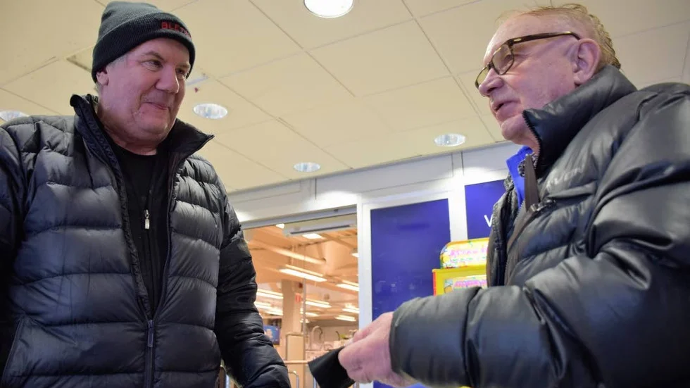 TVÅ PROFILER. Två starka kirunaprofiler på samma bild. Lars-Olov ”Larre” Niemi och Börje ”Parka-Börje” Andersson-Junkka diskuterar gärna.