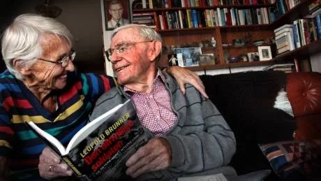 Gertrud och Leopold. Paret gifte sig 1944, bara en vecka innan han blev kallad till östfronten. I dag bor de i Visby. Foto: Henrik Radhe