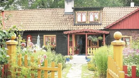 Bostaden. Huset följer samma stil som ursprungsbyggnaden med bulkonstruktion.