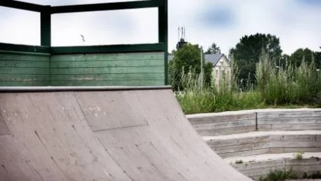 Halvrör. Rampen vid Alléskolan är formad som en mindre variant av en klassisk half pipe.