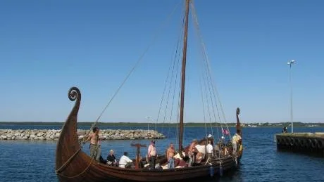 Premiärtur. Vikingaskeppet som kom till Fårösund är en replik av det norska vikingatida Osebergsskeppet. I går fortsatte resan mot Norge. Foto: Hasse Tholin