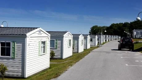 Låt stå? Ägarna till villavagnarna tänker troligen inte ta bort villavagnarna. De tar hellre ett vite på 120 000 kronor i månaden.