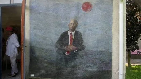 "Makten", gobeläng av Anita Grede tar emot vid galleriet.