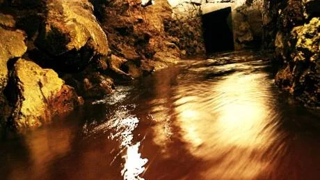 Strömt. Vattnet stod högt i Lummelundagrottan när Gotland Just Nu var där. Beroende på aktuellt väder är det fortfarande mer eller mindre blött i visningsgrottan.