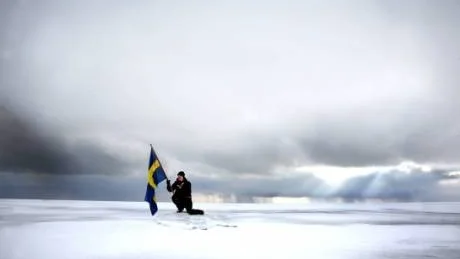 En kilometer. Utanför Ronehamn har isen lagt sig över en kilometer ut mot öppet hav, och vi känner oss som upptäcktsresande Andrée när vi ger oss ut på vidderna.