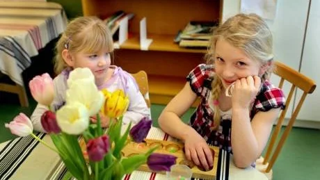 TÄVLANDE. Pernilla Johansson och Line Blochmann är några av fritidsbarnen på Fårö förskola som tillsammans med övriga barn och ungdomar inom Fårösunds rektorsområde lämnat in 198 teckningar till tävlingen för att skapa en logotype till Stiftelsen Bergmangårdarna på Fårö.foto: gt arkiv/tommy söderlund