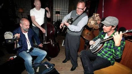 Skapande. Gänget som skapar "Album" i Sandkviestudion. Micke Lyander skapar trygghet bakom mixerbordet, Dan Berglund som basar, Tomas Boström är låtmotor och Johan Lindström som producerar och spelar diverse instrument.
