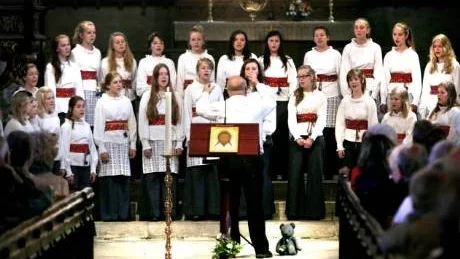 skönsång. Adolf Fredriks flickkör framträdde i Visby domkyrka på söndagen.