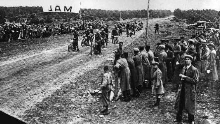 Hejdebyloppet, senare kallat Visbyloppet, var en populär tävling som lockade elitförare. Här starten 1933.