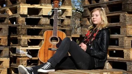 Laddad. Clara Klingenström 15 år, från Garda har laddat. I kväll är det dag för riksfinal i Musik direkt i Uddevalla.Foto: Rolf Jönsson