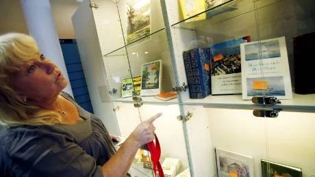 Ett av dragplåstren till Gotlands Bokmässa på Almedalsbiblioteket är den avslutande gotlandicaauktionen med Calle Brobäck som ciceron och utropare. Elisabeth Stenberg Lundin visar upp de drygt 60 böckerna som redan nu finns utställda i en monter på biblioteket.
