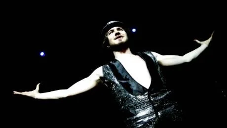 konferecier. Vilhelm Blomgren i Joel Greys paradroll som konferecieren välkomnar till Musikalkompaniets uppsättning av "Cabaret" och på fredag kväll är det dags för premiär. Vilhelm delar rollen med Elias Fredriksson som kommer att spela några av de tolv planerade föreställningarna.