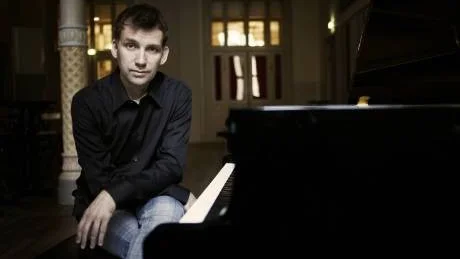 öbo. Sedan några månader bor den kände jazzpianisten Anders Widmark med sin familj i Fardhem gamla skola (där dock fotot inte är taget!)