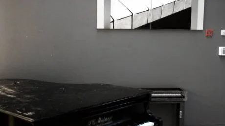 Två delar av fyra av verket "Gymnopediskt piano" av Dan Lindström som nu kan ses på Konstskolan.