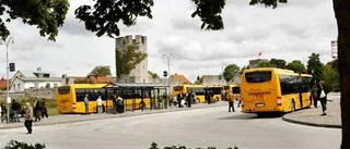 Nu rullar de gula bussarna på ön