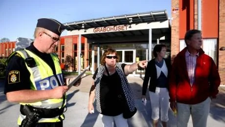 Gråbogranskning. Ulf Holst från polisen, Ewy Tidblom, ordförande i Hyresgästföreningen på Gotland, Susanne Edström, stadsträdgårdsmästare och Staffan Thurgren, tillträdande VD för Gotlandshem var några av dem som följde med på trygghetsvandringen.foto: Henrik radhe