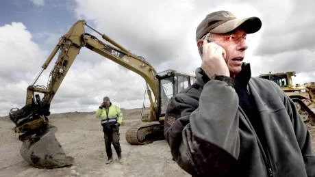 GRÄVARE. Entreprenörerna Ronny Sandqvist och Jan Jakobsson (i bakgrunden) har bråda dagar framför sig när majoriteten av öns enskilda avlopp ska moderniseras. -Jag har redan 26 kunder på tur, berättar Ronny Sandqvist.