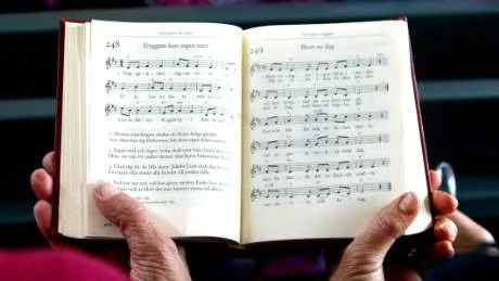 Psalmer. Tryggare kan ingen vara, var en av Lennart Lindgrens favoriter. Hans Klintbom hade "Blott en dag" som ett av sina psalm-val. foto: rolf jönsson