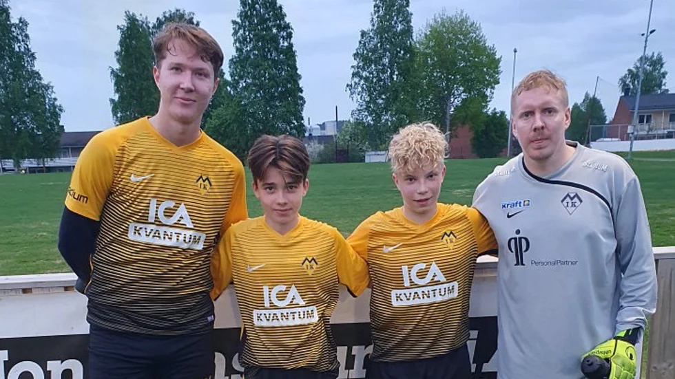 Myckle IK/Clemesnäs IF:s Leo Nilsson (tv) gjorde hattrick samtidigt som talangerna Ossy Olofsson och Isak Stenlund, samt målvakten Mattias Uusitalo gjorde en bra match när man 3–2-vann mot ett, innan dess, obesegrat Vebomark. 