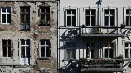 Från Prenzlauer Berg. Ett orenoverat och ett renoverat hus bredvid varandra.Foto: Markus Schreiber/scanpix