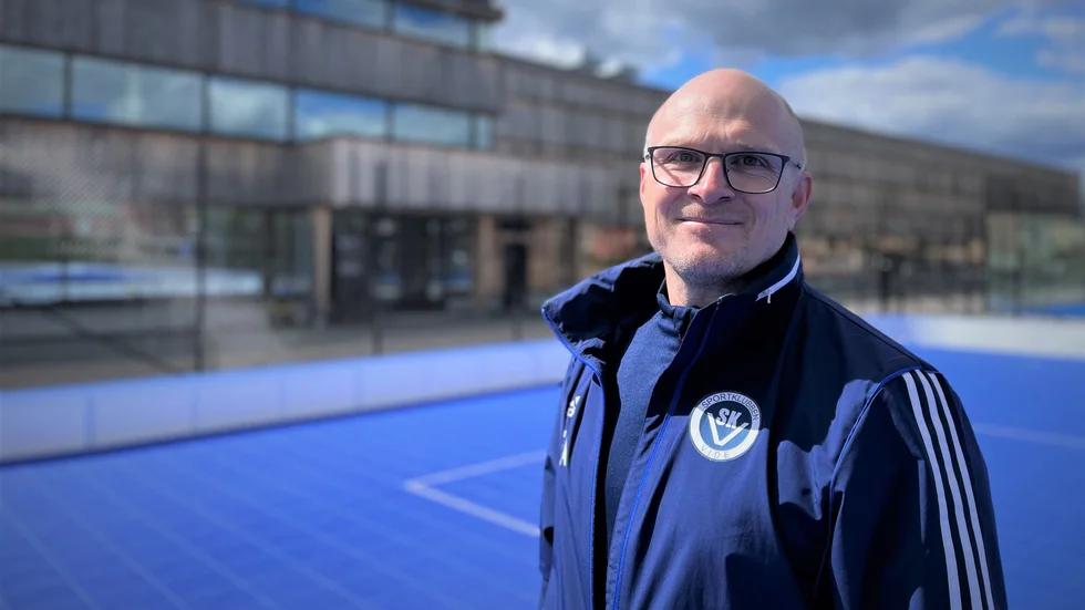 Årets Knivstabo Fredrik Åström är glad och tacksam för att så många ställt upp och jobbat med den nya idrottsplanen. Och både kommunen och näringslivet har visat stort engagemang, säger han.