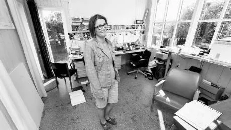 Konstkonsult och konstnär. Hanna Stahle, skulptör med en fot på Gotland och en i Göteborg, ska för Konstrådets räkning köpa in och placera konst i svenska byggnader med statlig verksamhet.Foto: Rolf Jönsson