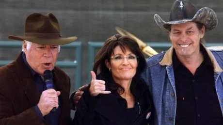 Förra presidentkandidaten Sarah Palen stöttar högervågen i kongressvalet i USA.