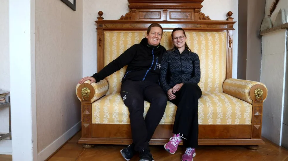 Soffan från 1800-talet är ett fynd från auktion, för bara en hundralapp.