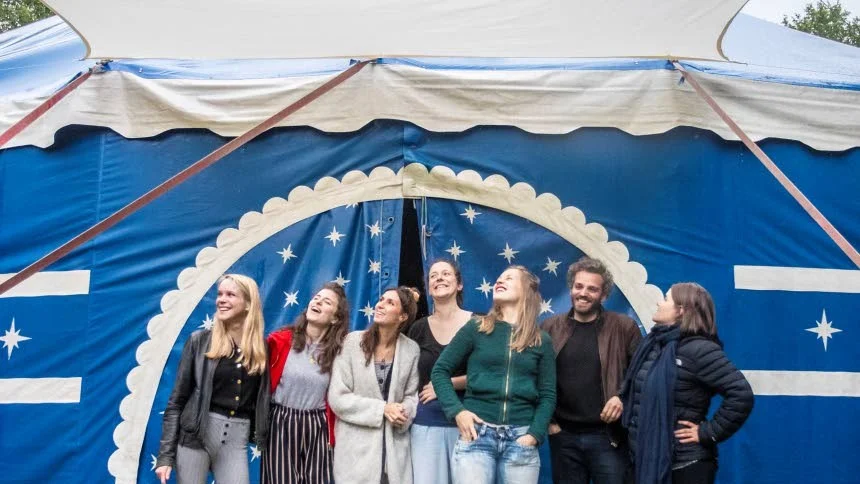 Gruppen Compagnie Cellule Souche presenterar föreställningen i Hablingbo, här tillsammans med Charly Magonza och Laura Rodrigues.