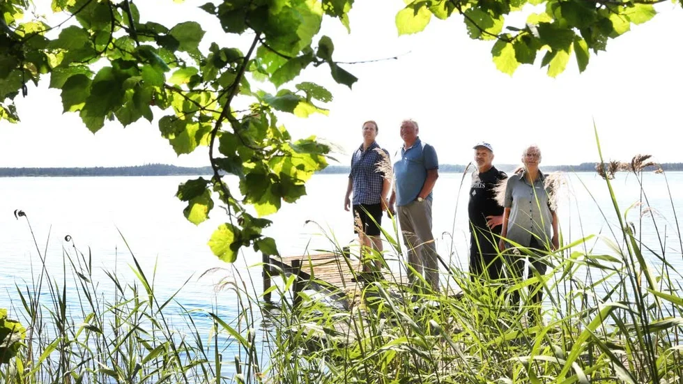 Boende kring träsket vill inte att lägstanivån ska tillåtas att sänkas ytterligare. Kjell Nilsson, Lennart Persson, Kaj Liljegren och Karin Mårtensson är oroliga för konsekvenserna.