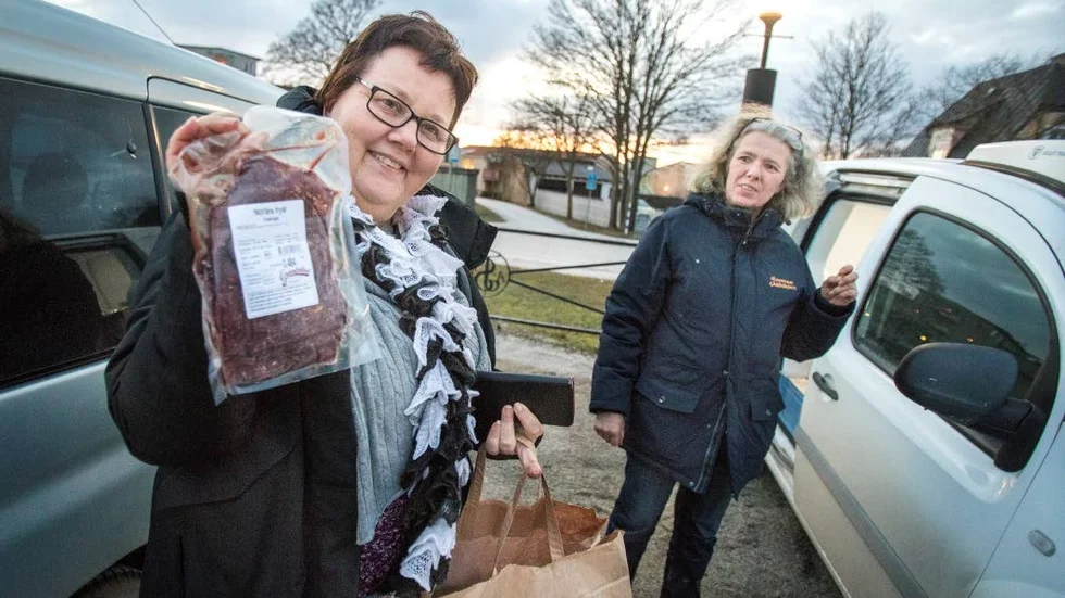 Anette Nilsson hämtade ut nötfärs från säljaren Cecilia Hejdenberg.