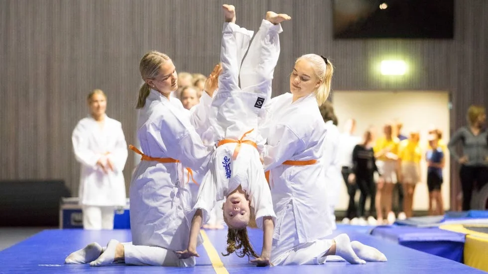 Gymnasterna i gruppen Orange är mellan 7 och 9 år. De har tävlat en gång.