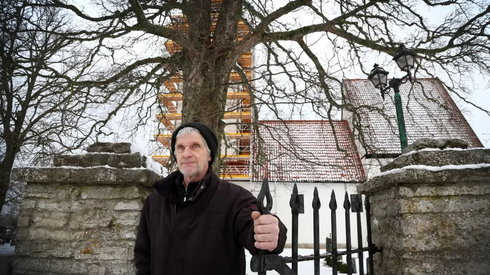 Stig Larsson vid Lummelunda kyrka där han vill ha en minnessten över Sven Sjögren.