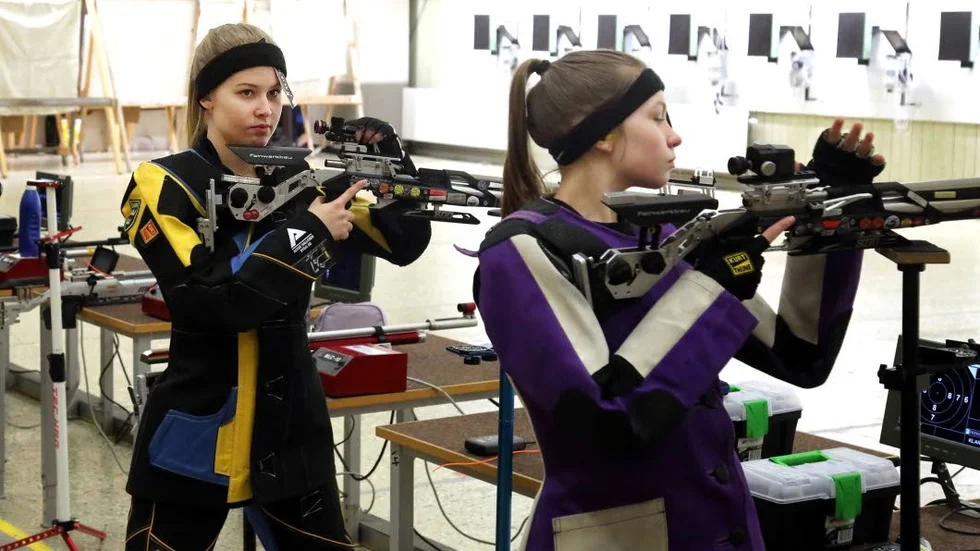 Frida Eriksson och Amanda Glansholm kan göra den individuella lftgevärklassen till en kusinkamp.