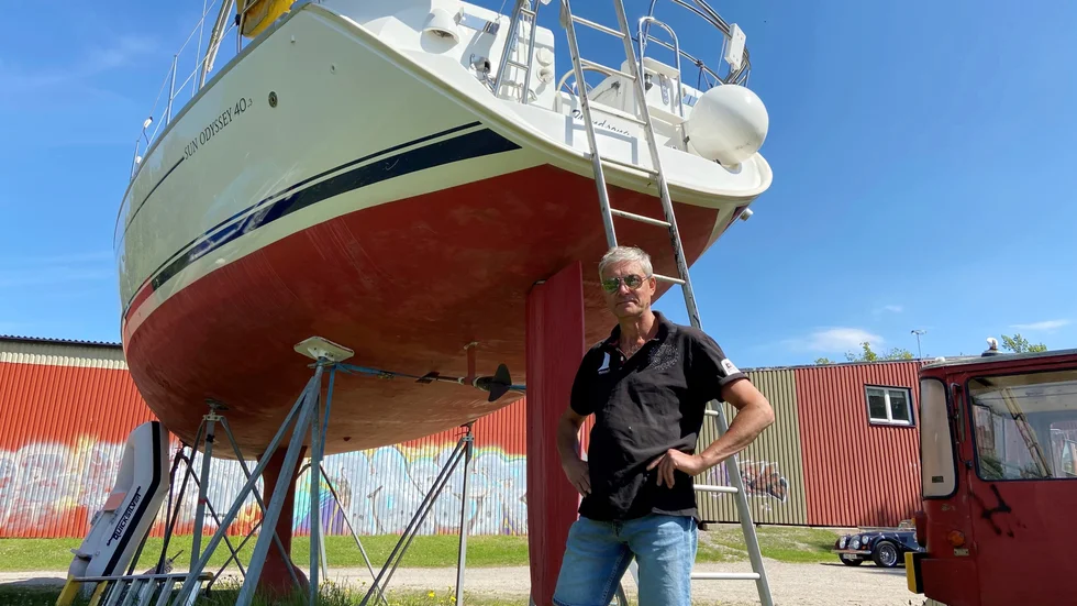 "För oss spelar det ingen roll var vi lägger i båtarna men med tanke på omgivningen är det bättre att göra det här där vi inte stör någon", säger Arne Nordenberg, ordförande för Stallarholmens båtklubb, om platsen nära Östabadet där det sker i dag.