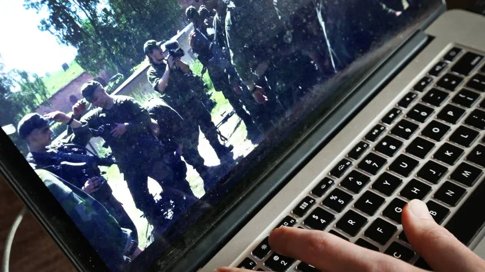 Redigeringen sker i datorn i vardagsrummet.