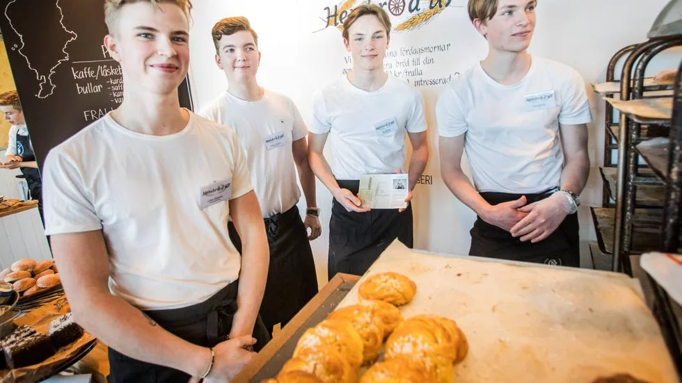 Deras affärsidé är hemkört bröd. Bakom den står "Hembröd UF" med Lukas Mattsson, Gustav Olofsson, Isac och Lucas Bejrum.