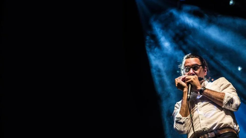 Filip Jers har vunnit VM i munspel och ger i veckan fyra konserter på ön.