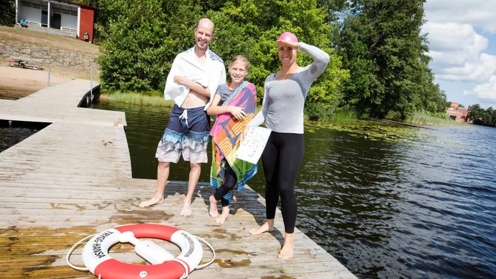 Caroline Wallin Persson och Jonny Andersson var rejält frusna efter att ha varit i vattnet en stund. Här tillsammans med simläraren Linnéa Eriksson.