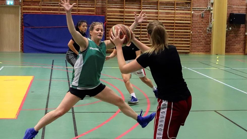 Victoria Karlsson (i grönt) hoppas kunna bidra med rutin och fysiskt spel i det unga laget.