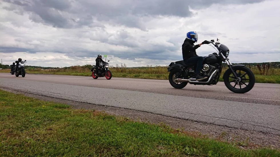 Det var tätt med motorcyklar längs vägarna på lördagen.