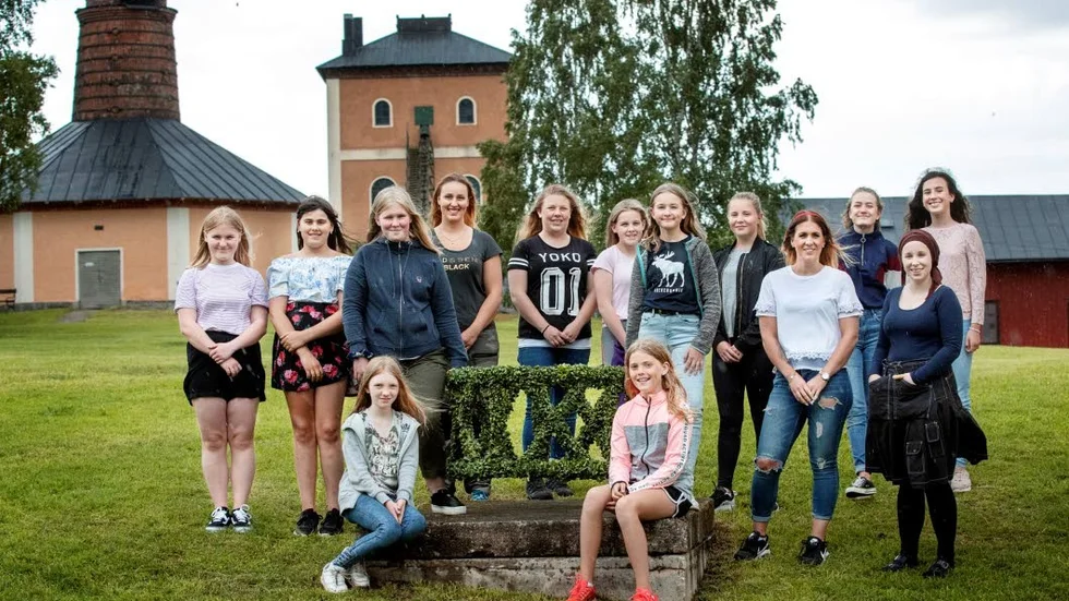 Midsommarens kransflickor i Brevens bruk, bakre raden fr v: Irma Rydberg Larsson, Sally Bennour, Susanna Ewald, Beatrice Jörgensen, Molly Dahlberg, Tilde Hammarlind, Malva Bjällsten von Knorring, Blanka Ander, Sara Lilja och Maria Kamfjord. Hållande i kransen: Johanna Åstedt och Malva Gustavsson. Sittande: Ronja Dahlqvist Karlsson, Alva Malmqvist.