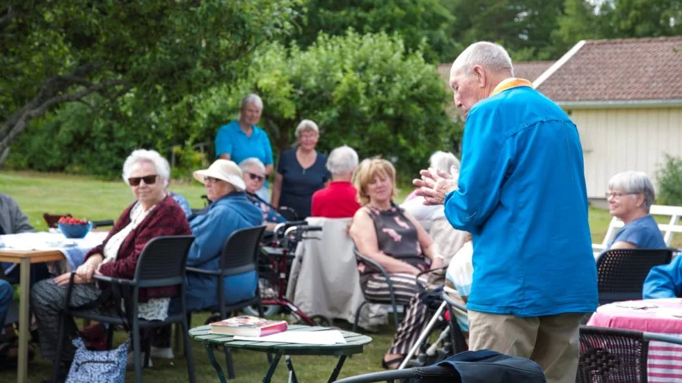Ingvar Andersson, 91 år bjuder på sång och en del skratt.
