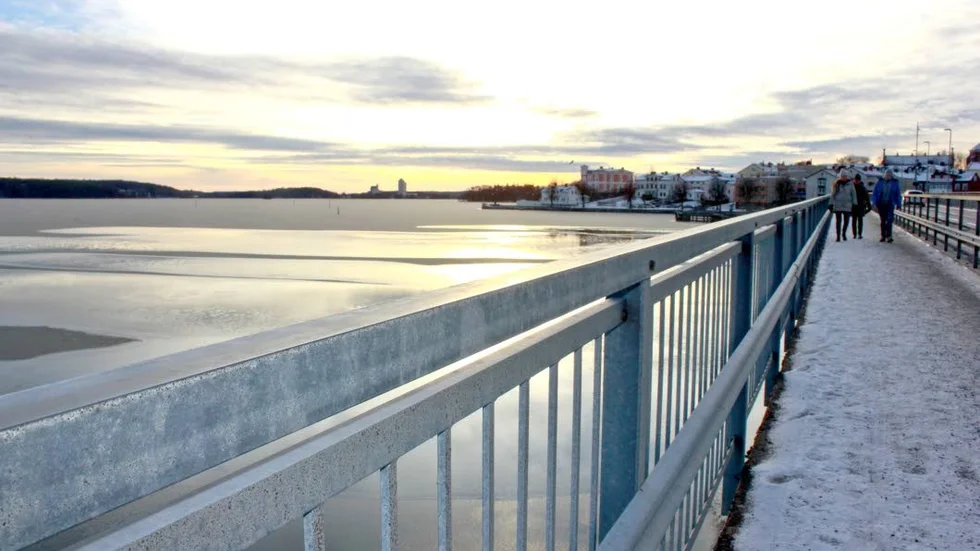 Härifrån Tosteröbron ska Strängnäsmannen ha kastat ner en annan person i vattnet. Mannen anmälde sig själv på julafton och var frihetsberövad i två dagar.