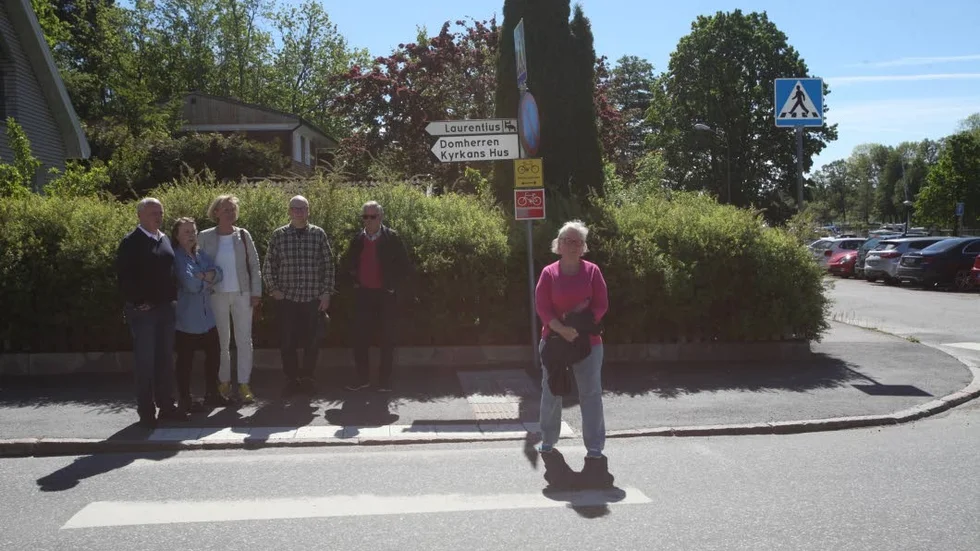 Inger Englund ser sig noga om när hon korsar övergångsstället på Nabbgatan. Bakom henen syns grannarna Marianne Spanner, Pia Gustafsson, Staffan Tjävle, Stig Cederholm och Peter Kavén.