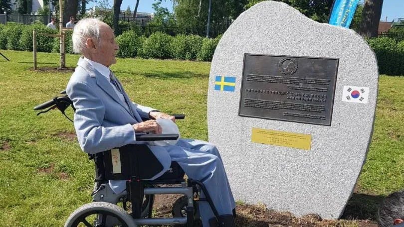 Anders Täng vid minnesmonumentet.