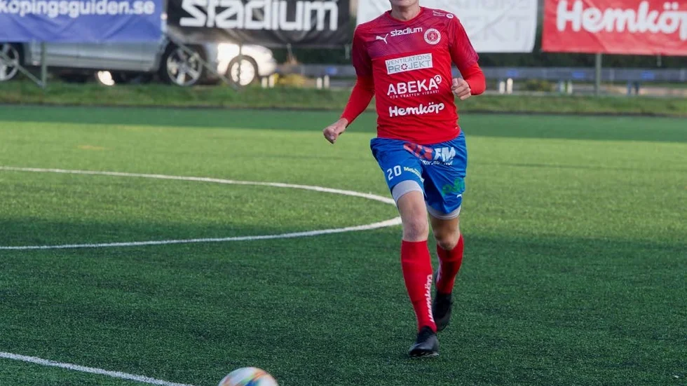 Marcus Burman på väg framåt. Den offensive mittfältaren tycker även att hans nedflyttningshotade Nyköpings BIS är på väg framåt efter den senaste tidens spel.