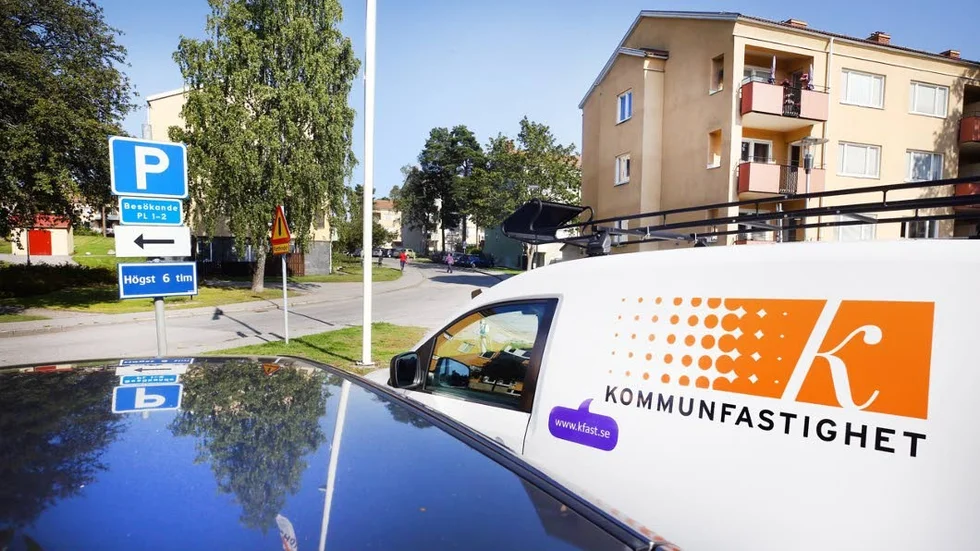Kommunfastigheter har bestämt att parkeringstiden på Fröslundas parkeringsplatser ska begränsas till max sex timmar.
